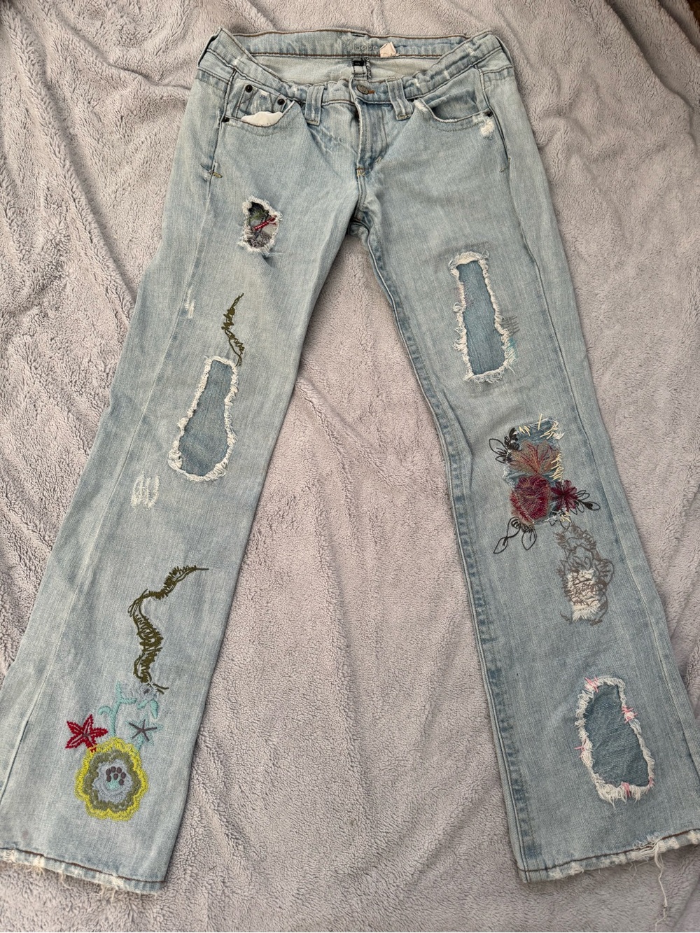 Bebe‎ Y2K Embroidered Distressed Bootcut Jeans Low Rise Floral Denim Size 29